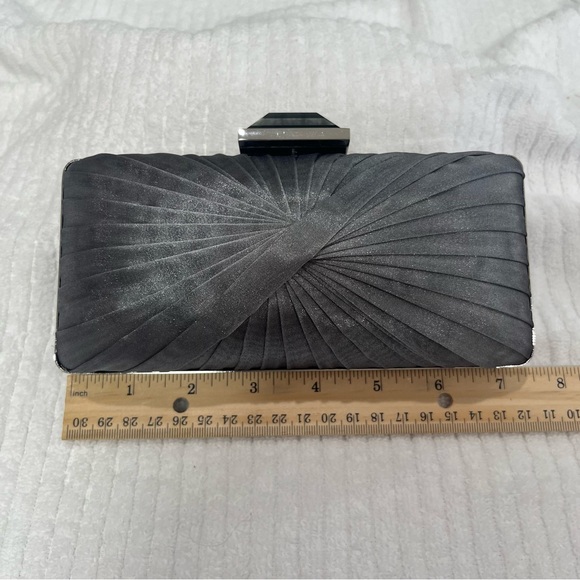 NWT Sondra Roberts Gray Silver Satin Twist Evening Clutch Silver Tone Chain Trim - Picture 5 of 11